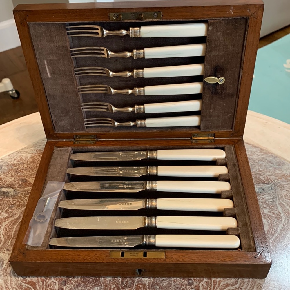 12 piece vintage Fruit or Fish and Knife set